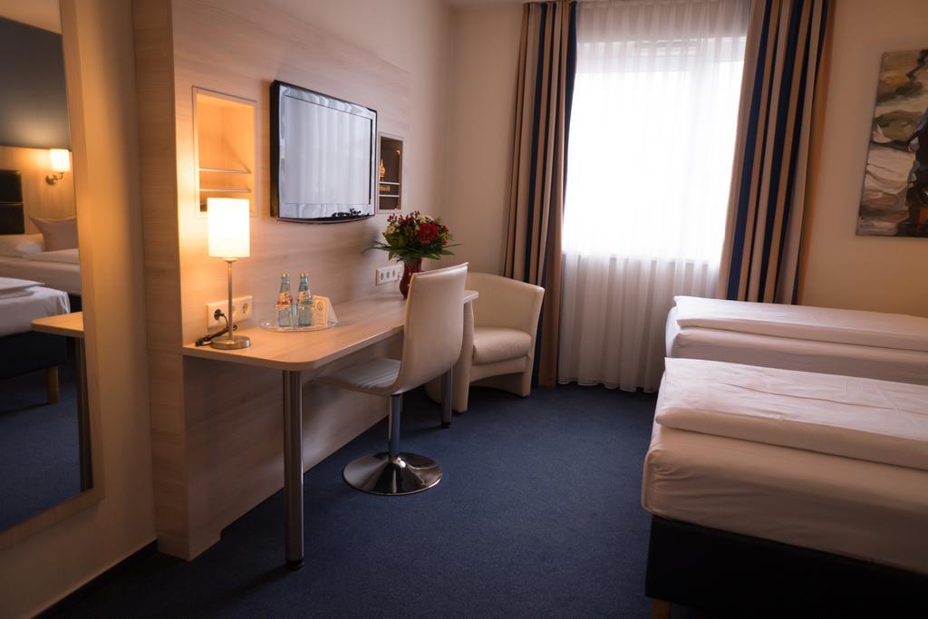 Hotel Roedelheimer Hof - Am Wasserturm Frankfurt am Main Szoba fotó